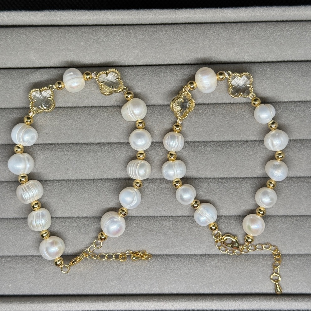 Elegant Gold and White Pearl Bracelet